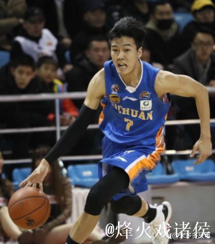 黄荣奇离开广东宏远原因曝光!队内年轻球员太多,希望他出去挣钱 黄荣奇离开广东宏远原因曝光!队内年轻球员太多,希望他出去挣钱